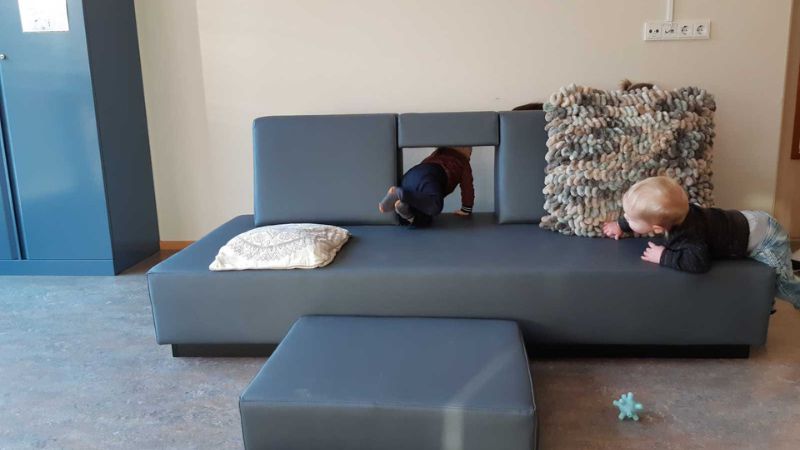 Op maat gemaakte bank in de babygroep 