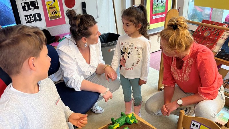 Een oudercursus en andere werkwijzen om de overgang naar school te versoepelen
