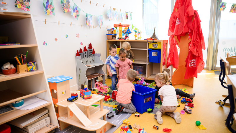 Peuter- en kleutergroep kijken bij elkaar in de keuken 