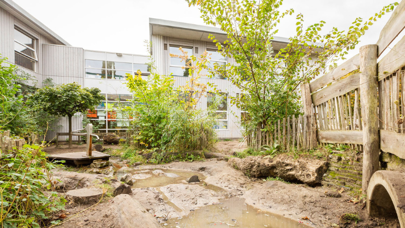 Groen schoolplein en spelend leren zorgt voor verbinding  